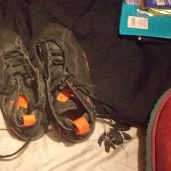 Sneakers and a pair of ugz - Picture 6 of 6